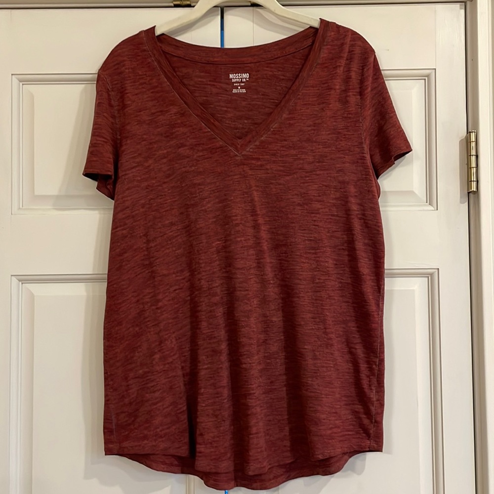 🌼Mossimo maroon v neck short sleeve top🌼